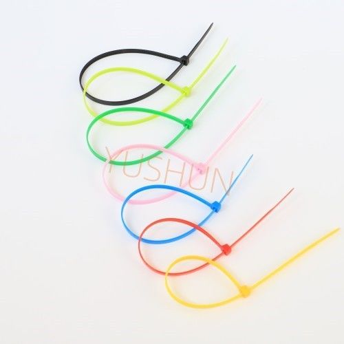 Des liens en plastique de câble en nylon auto-verrouillable durable - OEM - Disponible en blanc ou noir