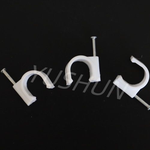 Biens utilisant de divers colliers en plastique plats de couleur blanche ou noire ou de câble pour des fils