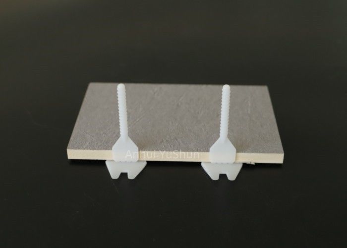 Individu nivelant le conseiller en communication politique Tile Leveling Clips et les entretoises croisées de cales 1.5mm