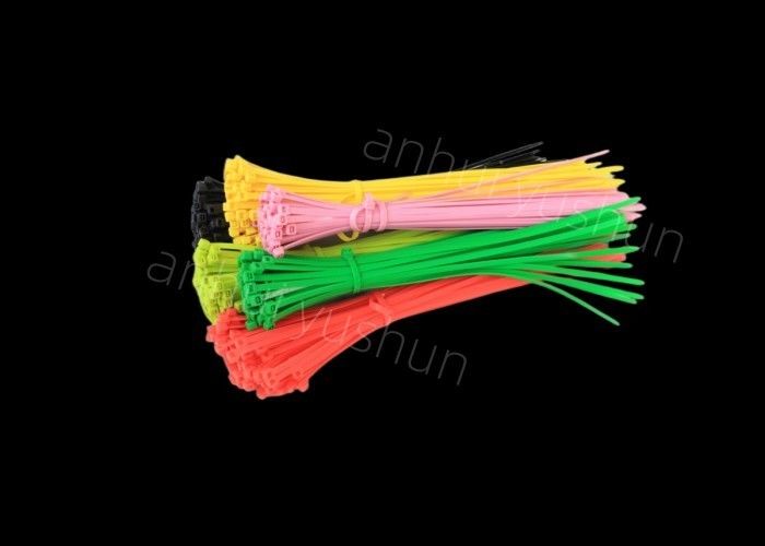 L'individu fermant à clef les liens en vrac de fermeture éclair câblent le matériel du nylon 6/6 des serres-câble 370mm de lien