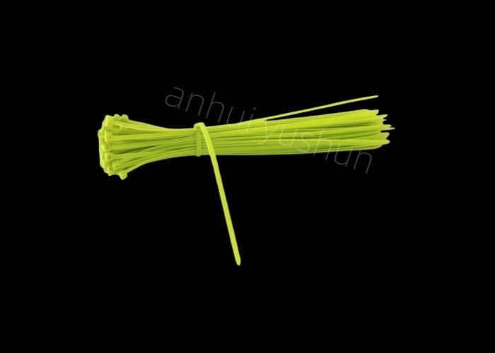 L'individu fermant à clef les liens en vrac de fermeture éclair câblent le matériel du nylon 6/6 des serres-câble 370mm de lien