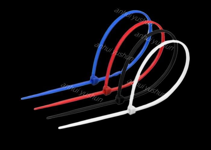 L'individu fort fermant à clef les enveloppes en plastique résistantes de fermeture éclair de serres-câble du nylon 66 ne se cassent jamais