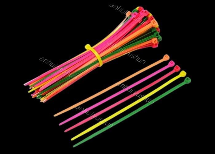 L'individu fort fermant à clef les enveloppes en plastique résistantes de fermeture éclair de serres-câble du nylon 66 ne se cassent jamais