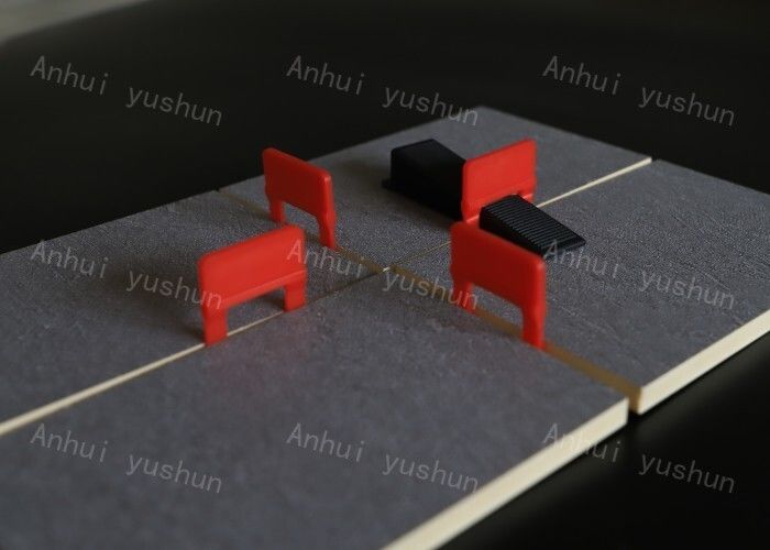L'école nivelant des outils de cale d'accessoires de système de tuile toutes les couleurs emploient pour l'installation de plancher