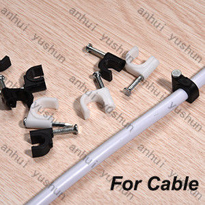 Clips de câble en plastique faciles à installer pour une utilisation en intérieur/extérieur avec des caractéristiques et des avantages
